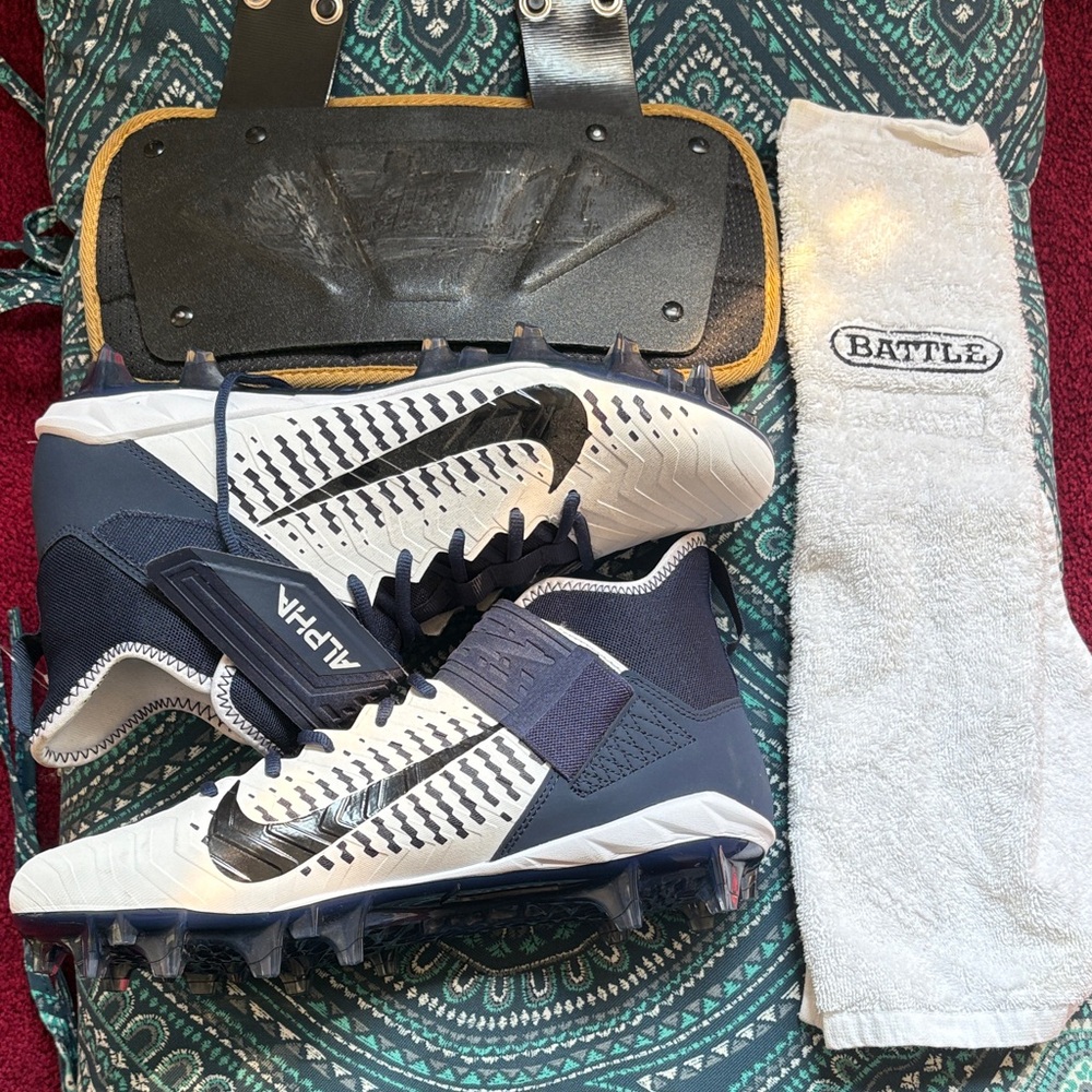 Nike Alpha Men's cleats, Battle football Cloth, Black Football Backplate.